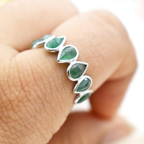 BEAUTIFUL EMERALD PEAR SHAPED RING